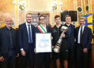 La festa continua: il Parma Calcio e la Coppa arrivano in Comune dal Sindaco Guerra