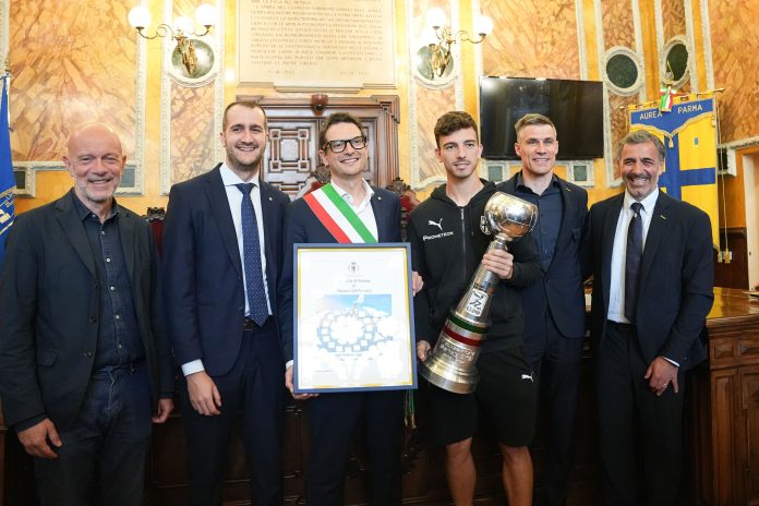 La festa continua: il Parma Calcio e la Coppa arrivano in Comune dal Sindaco Guerra