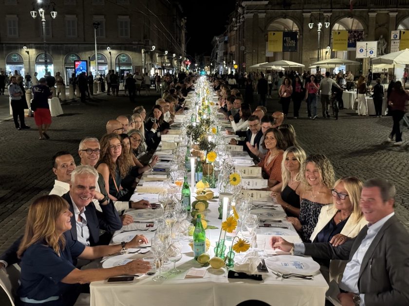 Sotto il cielo di Parma per la Cena dei Mille | FOTOGALLERY